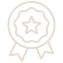 Icône beige clair stylisée d'un trophée ou d'une récompense, avec corps central et poignées arrondies, symbolisant excellence et réussite.